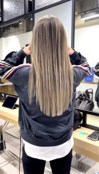 ロング カラー 白髪ぼかしハイライト バレイヤージュヤマトのヘアスタイル