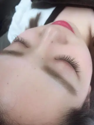 マツエク・マツパ レイヤーカット✖️ 柔らかベージュカラーのヘアスタイル