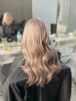 ミディアム カラー 🫧艶ダブルカラー ブリーチ🫧トモヤのヘアスタイル