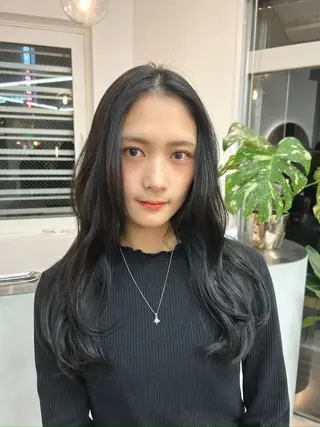 ロング カラー 小森聖奈 韓国風レイヤーカットのヘアスタイル