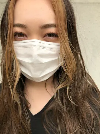 カラー 顔まわりレイヤー デザインカットのヘアスタイル