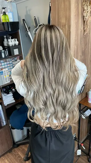 ロング カラー Lull1人美容室 バレイヤージュのヘアスタイル