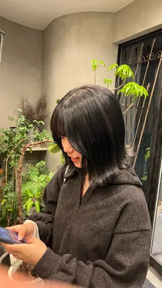 ミディアム カラー momb 折戸結菜のヘアスタイル