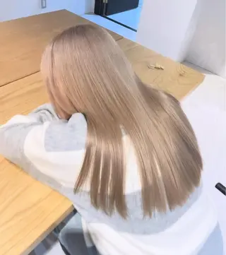 カラー ニトウ レイナのヘアスタイル