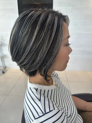 ショート レイヤー 艶々カラーのヘアスタイル
