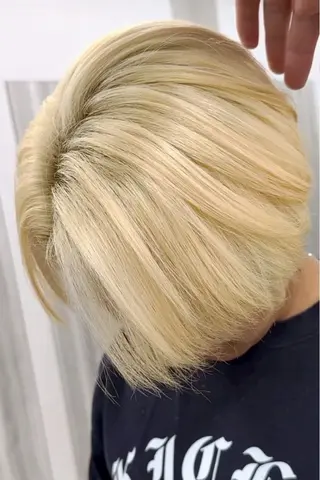 ショート カラー カナ：ホワイトカラー /ピンクカラー‎のヘアスタイル