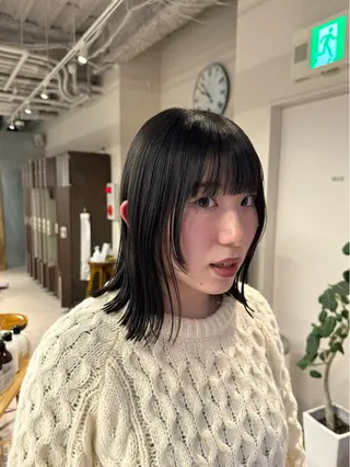 ミディアム まほ/レイヤーカット 🍒🤍透明感カラーのヘアスタイル