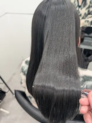 ロング 艶髪／オリーブ系／ 肌が綺麗に見えるお色のヘアスタイル