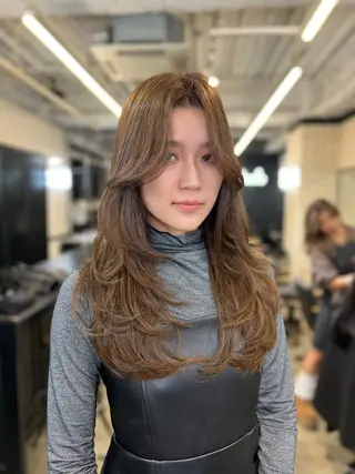 ロング カラー 🌟小顔レイヤー× 赤み消し透明感カラーのヘアスタイル