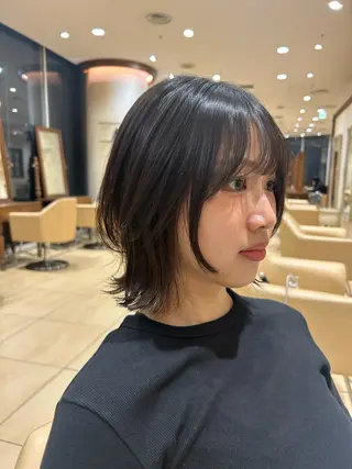ショート レイヤーカット/ 透明感カラー/カナのヘアスタイル