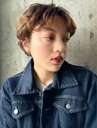 ショート ブリーチカラー/ブロ ンドレイヤーカットのヘアスタイル