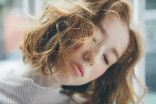 ミディアム 佐藤 香織のヘアスタイル