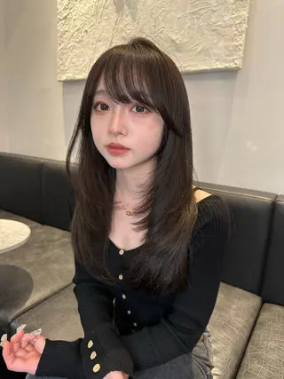 ロング レイヤーカット 透明感カラーのヘアスタイル