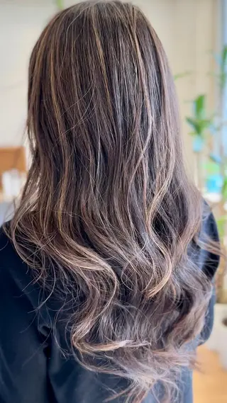 セミロング カラー 白髪ぼかしハイライト 💫ミネ ヒロシのヘアスタイル