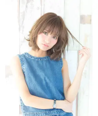 ミディアム 透明感ブラウン｜ レイヤー｜小寺 葵のヘアスタイル