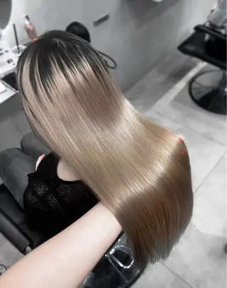 ロング ハイトーン デザインカラーのヘアスタイル