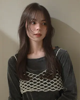 ロング aya / ニュアンスカラーのヘアスタイル