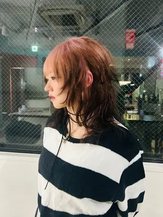 ロング カラー 縮毛ブリーチ／黒染め 複雑履歴／ホワイトのヘアスタイル