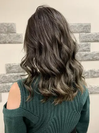 セミロング カラー 薄田 珠美のヘアスタイル