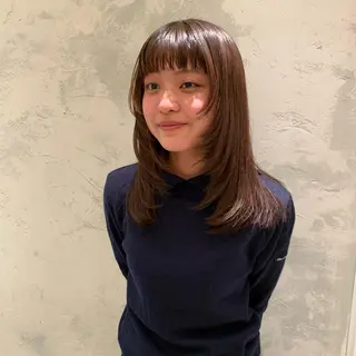 ロング SAKINO． ベージュカラーのヘアスタイル