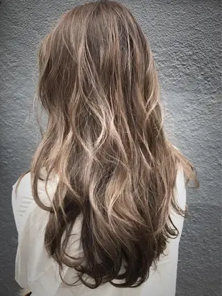 ロング 白髪ぼかし×デザイン 🕊️🫧ホウジョウのヘアスタイル