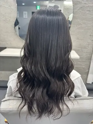 ロング カラー 腰越 麻奈のヘアスタイル