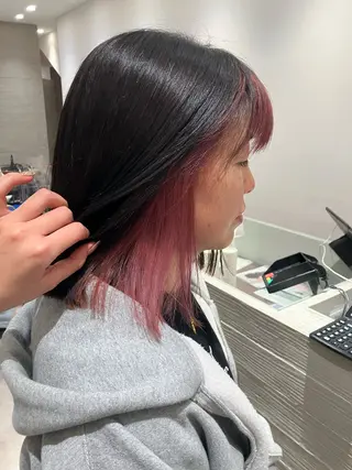 ショート カラー サキ🤍ハイトーン 🩰くびれ巻きヘアのヘアスタイル