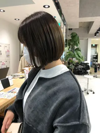ショート レイヤー/顔まわり カット/地毛風カラーのヘアスタイル