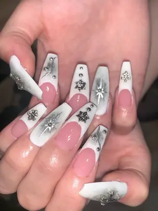 ネイル さゆり￤推しキャラ ￤ロングネイル🩷のネイルデザイン