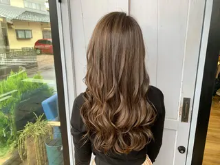 ロング カラー ツキダテ ユイのヘアスタイル
