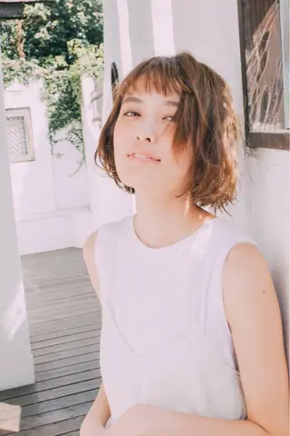 ミディアム 佐藤 香織のヘアスタイル