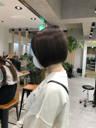 ショート レイヤー/顔まわり カット/地毛風カラーのヘアスタイル