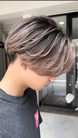 カラー メンズ バレイヤージュ 宮本宗嵩のヘアスタイル