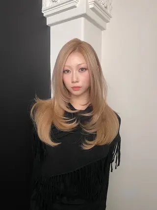 ロング AIRA/ブリーチ /透明感カラーのヘアスタイル