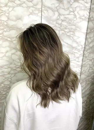 ロング カラー ヘアアレンジ 🌟小顔レイヤー× 赤み消し透明感カラーのヘアスタイル