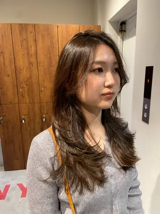 セミロング 海外レイヤー/赤み 消しカラー/上原聖奈のヘアスタイル