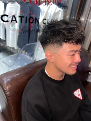 ショート ⚡メンズパーマフ ェードカットTomyのヘアスタイル