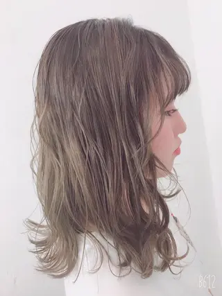 セミロング カラー 小山 明菜のヘアスタイル