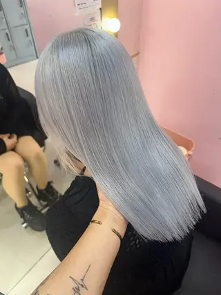 ロング カラー 2次元カラー/ ブリーチMANATOのヘアスタイル