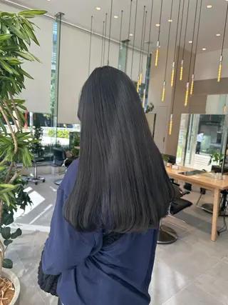 セミロング カラー ミオ💎ショート 透ける暗髪のヘアスタイル