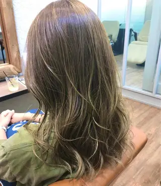 ロング カラー 新井 友菜のヘアスタイル
