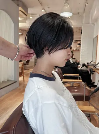 ショート カラー ハイトーンボブ 前田 表参道 グレージュのヘアスタイル