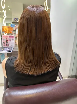 セミロング レイヤー 艶々カラーのヘアスタイル