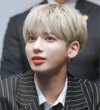 カラー フェザーパーマ/ スペインカールのヘアスタイル