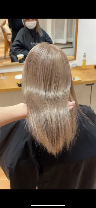 セミロング 盛れる透明感カラー・ momokaのヘアスタイル
