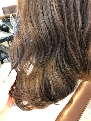 セミロング カラー 出雲 莉奈のヘアスタイル