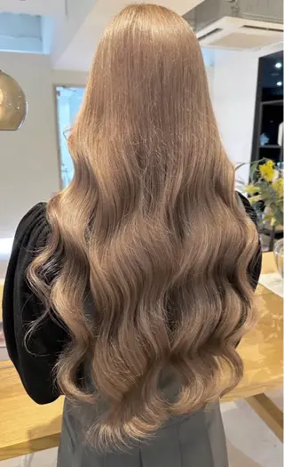 カラー ニトウ レイナのヘアスタイル