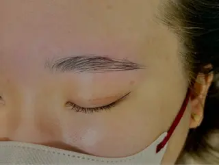 アイブロウ 佐藤 莉子のヘアスタイル