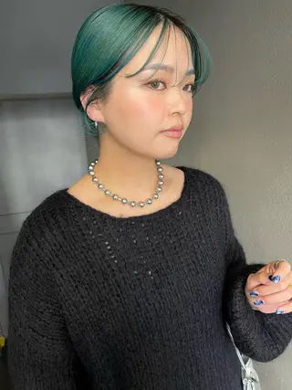 ミディアム カラー 💓パーマ，💗 レイヤーカットのヘアスタイル