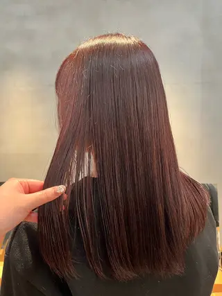 ミディアム カラー 圧倒的 毛流れ センターパートのヘアスタイル